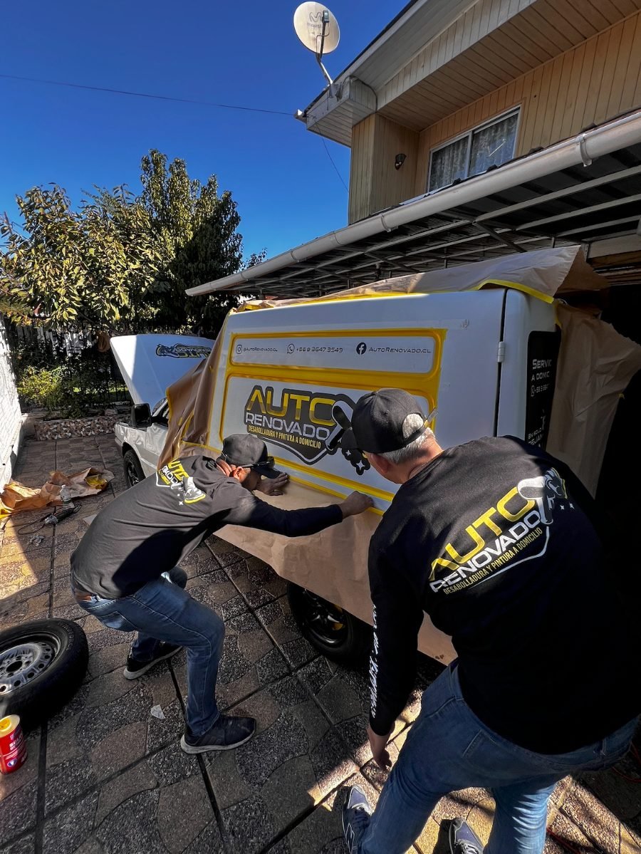 Equipo de Auto Renovado rotulando un vehículo