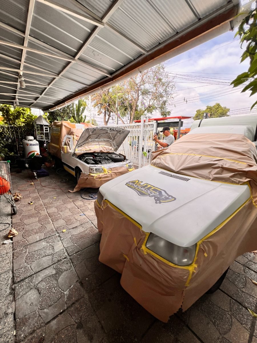 Taller de Auto Renovado preparando autos para pintura