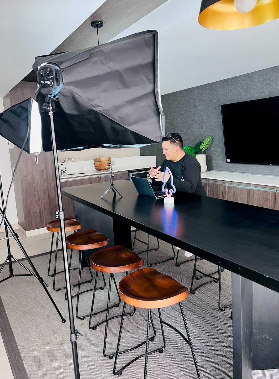 Set de grabación de podcast con iluminación profesional