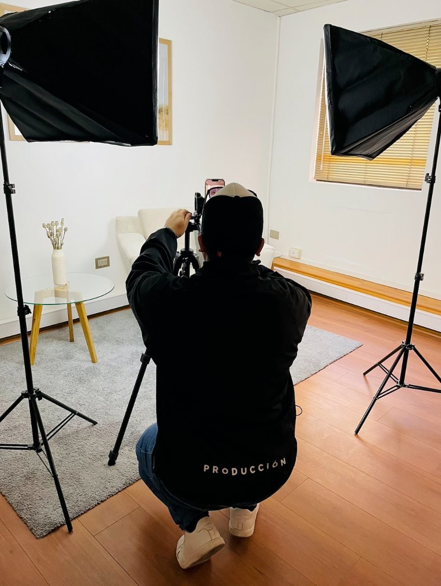 Equipo de producción grabando contenido en set