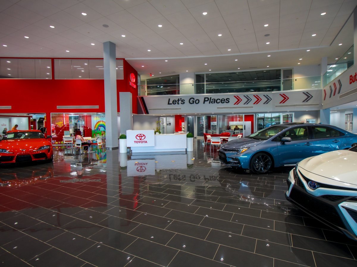 Sala de exhibición de un concesionario automotriz