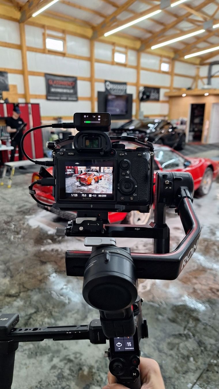 Cámara Sony grabando un auto deportivo rojo